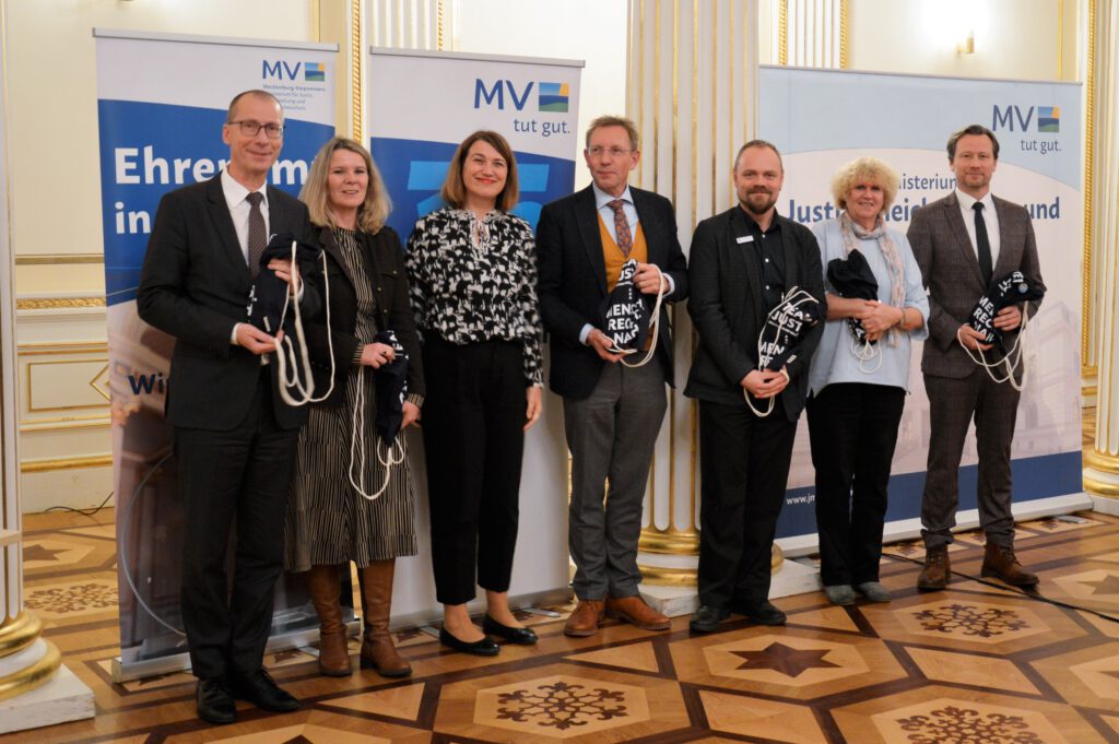 Dieses Bild hat ein leeres Alt-Attribut. Der Dateiname ist 2025-11-18-Ehrenamtspreis-Laudatorinnen-und-Laudatoren-1024x681.jpg