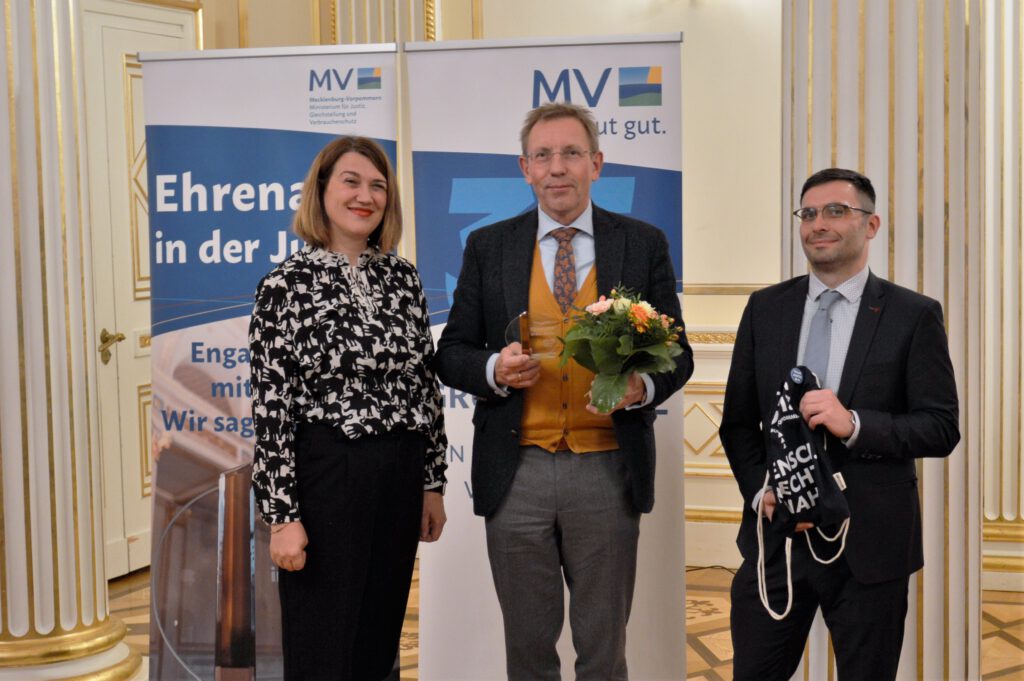 Dieses Bild hat ein leeres Alt-Attribut. Der Dateiname ist 2025-11-18-Verleihung-Ehrenamtspreis-der-Justiz-Sonderpreis-Jugendrechtshaus-1024x681.jpg