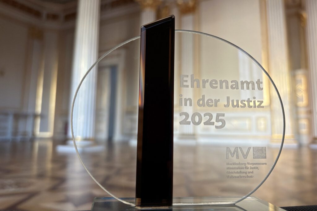 Dieses Bild hat ein leeres Alt-Attribut. Der Dateiname ist 2025-Ehrenamtspreis-der-Justiz-MV-1024x683.jpg